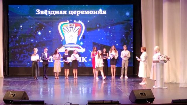 Получаем аттестаты 11"А" класс гимназии № 9. Город Воронеж. 02.07.2021. смотреть онлайн