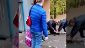 В подмосковном Чехове мужчина с ножом ходил по улицам и бросался на прохожих .