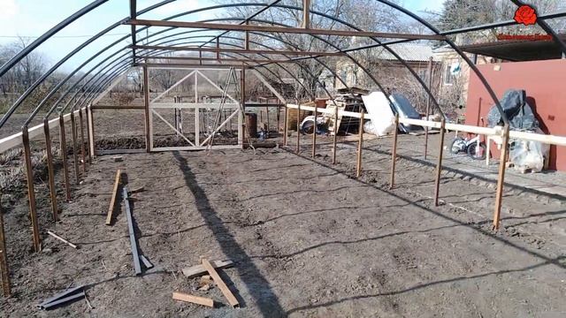 Теплица своими руками. Недорогая теплица.