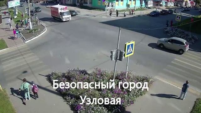В Узловой иномарка после ДТП снесла дорожный знак