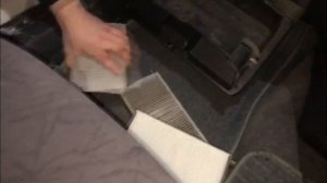 Где находится салонный фильтр на Honda Eu1.