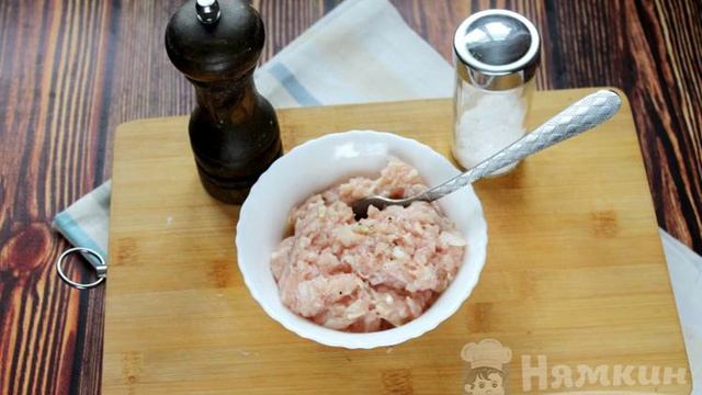 Чебуреки с куриным фаршем