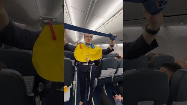 Бортпроводник Победы Юлиана демонстрирует аварийно-спасательное оборудование Boeing 737-800NG смотреть онлайн
