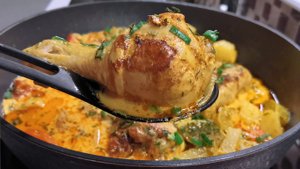 Летом часто готовим курицу с овощами. В нежном соусе с кабачками получается особенно вкусно.mp4