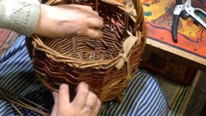 Укрепление высохшей корзины из неокорённого прута. Basket wickwork.