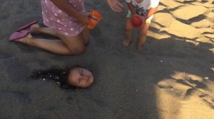 👭 Меня зарыли в песок, Challenge выдержать в песке на солнце, не потеряла сознание