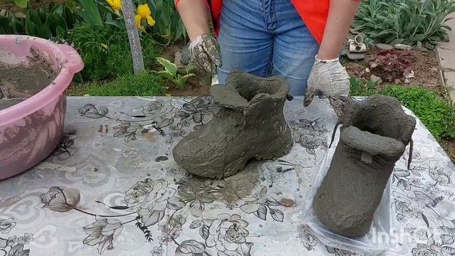 Взяла ботинки и цемент и сделала крутой декор для сада