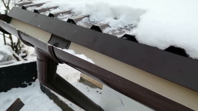 Монтаж пластиковой водосточной системы (водосточки)