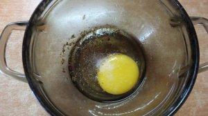 Помидор запеченный с яйцо и зеленью