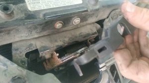 Не закрывается замок капота Mitsubishi Grandis