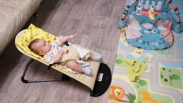 Шезлонг Luxmom малыш 3 мес. смотреть онлайн