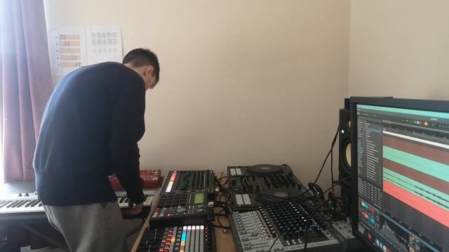 DJ Tsar Techno Jam Ft. Tr-8s, Td-3 and Yamaha E409 смотреть онлайн