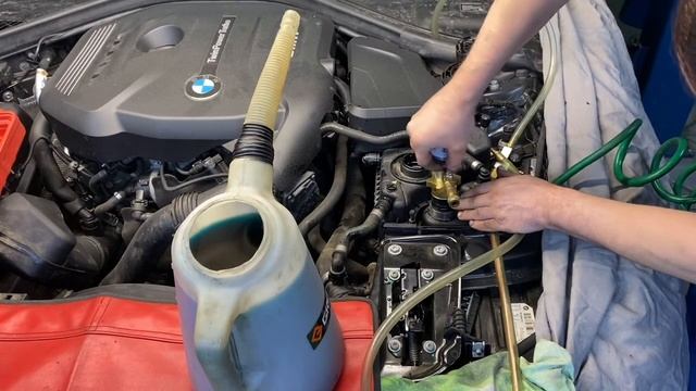 BMW 3er F30 B48 Снимаем/ставим радиаторы.(прокачка системы охлаждения) смотреть онлайн