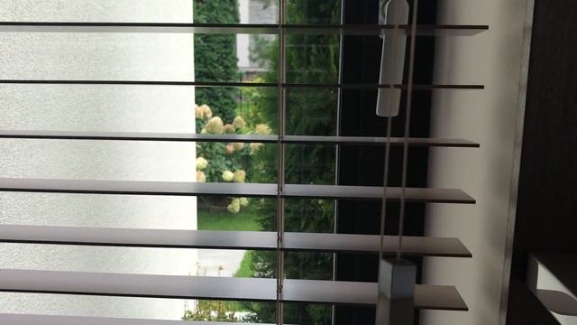 Деревянные жалюзи ENZO с декоративными отвесами и ручным управлением смотреть онлайн