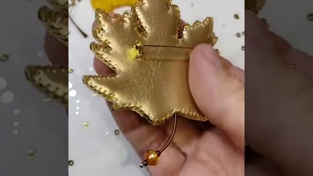 Брошь "Кленовый лист"