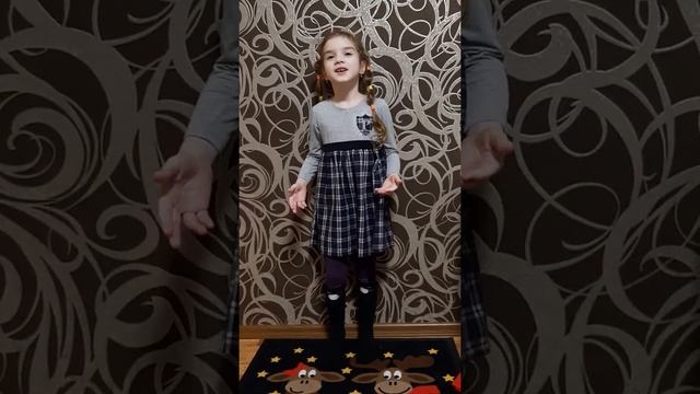 Читают дети. Стих в исполнении Сони. смотреть онлайн