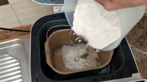 Белый хлеб в хлебопечке с чесноком.