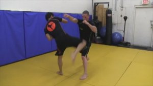 Академия Муай Боран. Перевёрнутое колено, ч.1