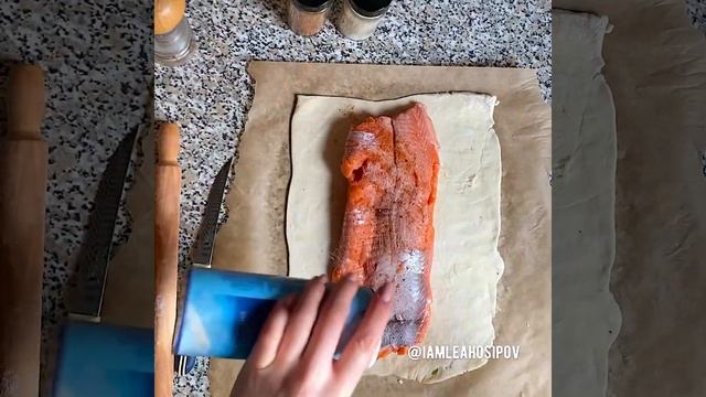 Рыба с грибами и шпинатом в слоеном тесто .  Очень вкусно!