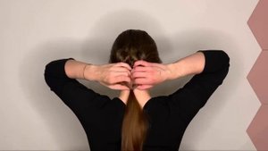 Прическа для длинных волос с гребешком и тремя петлями