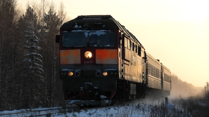 ТЭП70-0542 с пригородным поездом Алапаевск - Предтурье и фирменным приветствием от бригады
