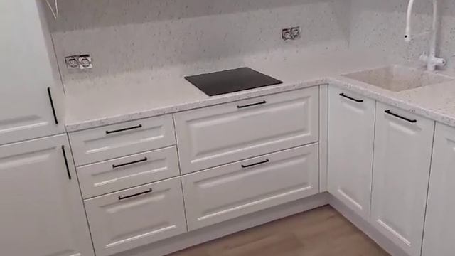 Угловая столешница из камня с кухней под заказ ☎️ +7(495) 762-64-72 смотреть онлайн