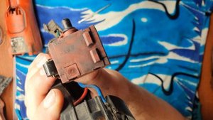 Почему в УШМ HILTI AG125-A22 02 плохо срабатывает кнопка?