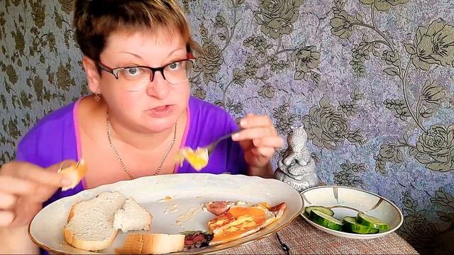 русский мукбанг/Яичница с ветчиной/обжор и разговоры на камеру/Mukbang not ASMR/