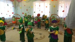 Детский шумовой оркестр на осеннем празднике.
