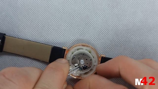 Как вытащить заводную головку из наручных часов механизм кварц  GL-68