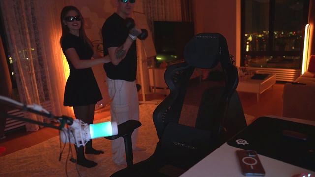 Бустер заигрывает с Диларой смотреть онлайн