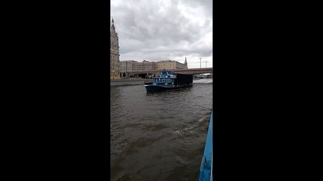 Прогулка на теплоходе по Москва реке в центре столицы. 18072020. Кремль. Красная площадь.