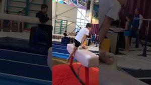Глеб гимнаст на соревнованиях по спортивной гимнастике, завоевывает третий юношеский разряд
