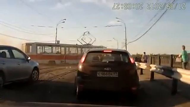 Трамвай в Твери дрифтанул и перекрыл движение на мосту