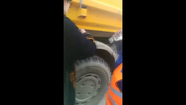 Бюро добрых дел - Помощь нуждающимся, а также работникам городской службы по уборке города смотреть онлайн