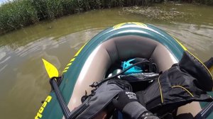 Рыбалка с рогаткой на лодке в морском заливе, Охота с рогаткой, Slingshot Fishing.