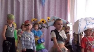 Дефиле костюмов из бросовых материалов