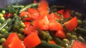 Чёрный рис с морепродуктами и овощами. Это оочень вкусно ?