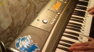 Она по бережку идёт по голубому