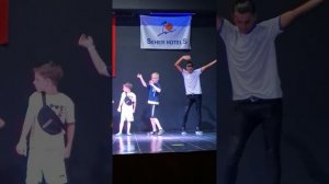 Аниматоры в Турции танцуют с детьми. Июнь 2022 года.