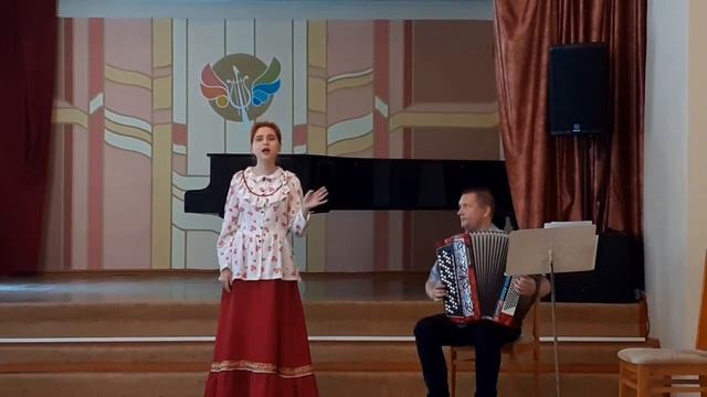 Курзинева Елизавета исполняет русскую народную  песню  "Он молчит и я молчу".