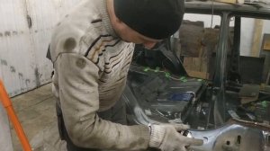 Варим протраханное сиденье, и восстанавливаем гнилой капот ВАЗ 2114. Восстановление ВАЗ 2114.mp4