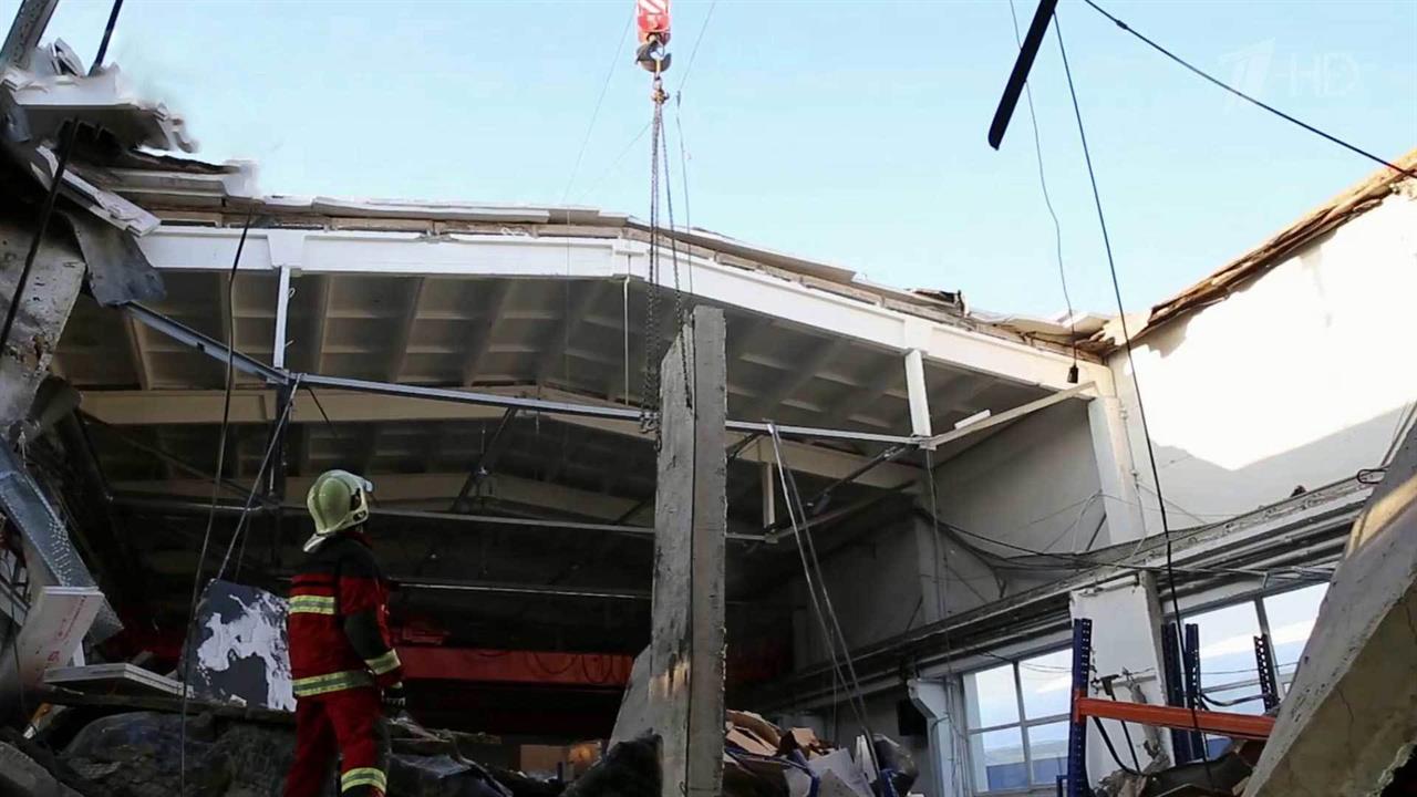 Три человека погибли, 14 пострадали при обрушении кровли здания в подмосковном Дзержинском