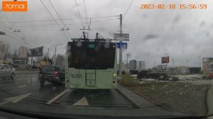 Посмотрите как троллейбус автоматически опускает свои "усы" и едет без проводов