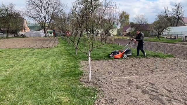 Газонокосилка Oleo-Mac первый покос травы 29 апреля 2022г-4K. смотреть онлайн