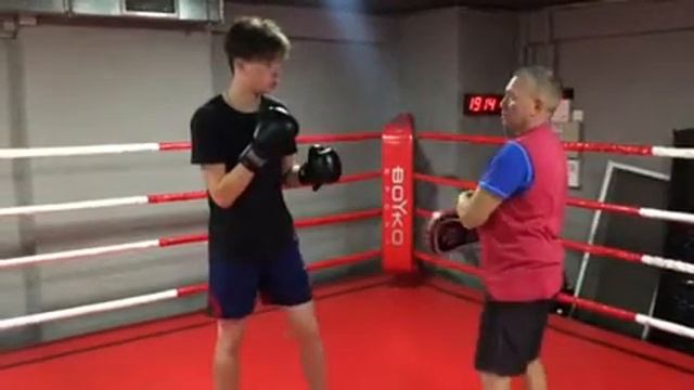 Бокс. ЛЕВЫЙ ПРЯМОЙ В ДВИЖЕНИИ.Boxing. LEFT STRAIGHT IN MOTION. смотреть онлайн