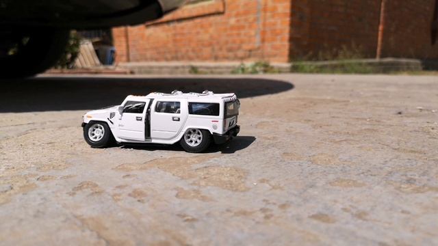 Краш тест Hummer H2 от KINSMART смотреть онлайн