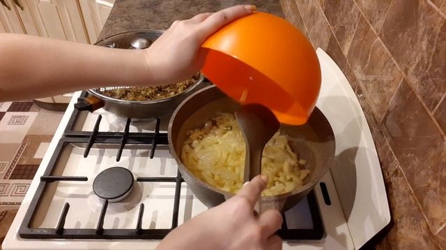 Сливочный суп с грибами и плавленым сыром. смотреть онлайн