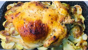Курица на подушке из кабачка, картофеля и лука, приготовленная в духовке