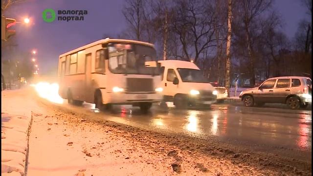 Несколько десятков единиц техники очищают улицы Вологды от снега смотреть онлайн